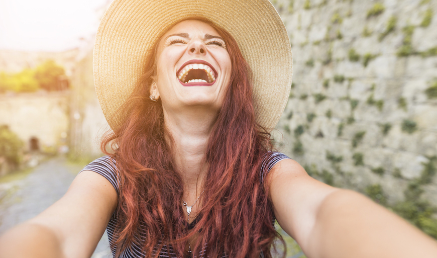 mujer sonriendo