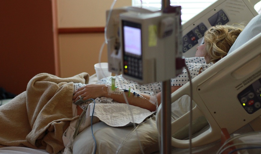 mujer en hospital